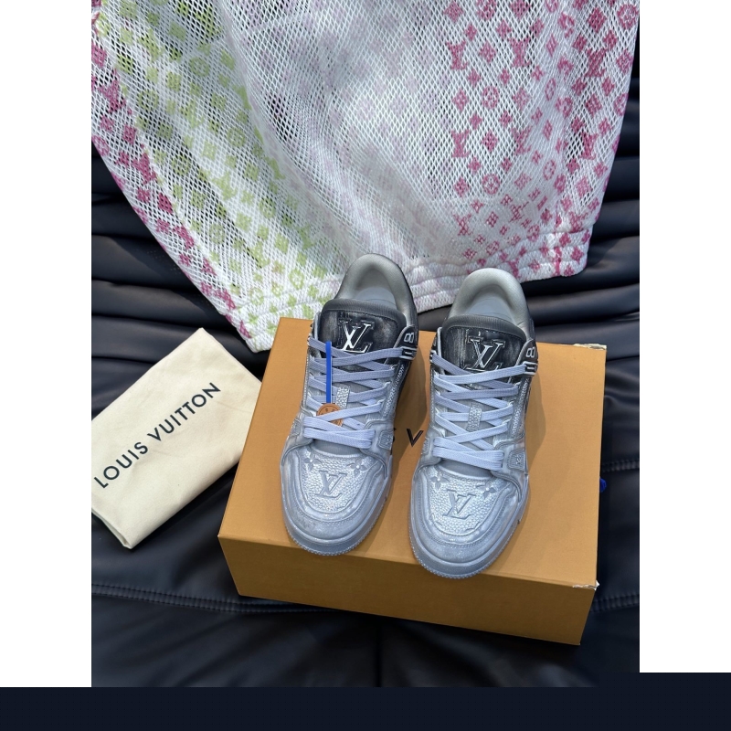 l**is V*t*n sneakers